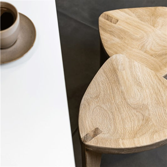 Oku Ho L - Sgabello in rovere con seduta intagliata