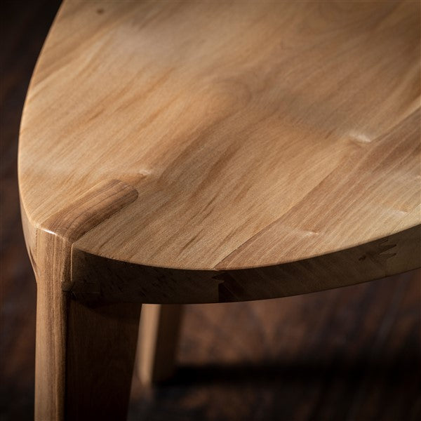 Sgabello a tre gambe in legno di noce europeo naturale bianco