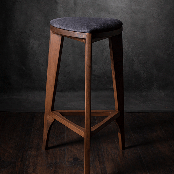 Terza Stoffa – Sgabello da bar in noce con seduta imbottita