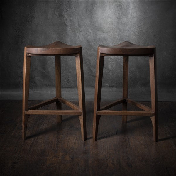 Terza XL - Elegante sgabello da bar in noce con seduta intagliata