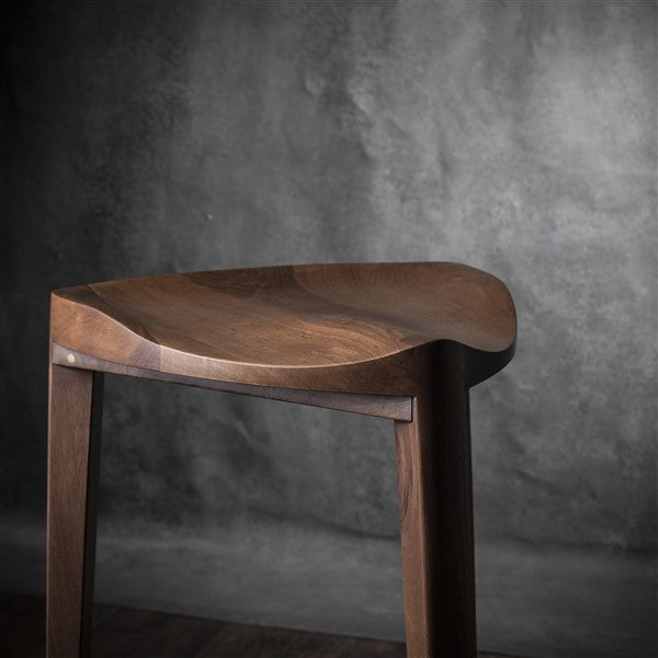 Terza XL - Elegante sgabello da bar in noce con seduta intagliata