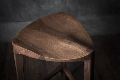 Terza XL - Elegante sgabello da bar in noce con seduta intagliata