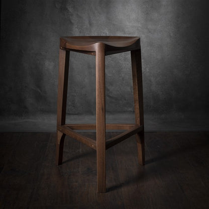 Terza XL - Elegante sgabello da bar in noce con seduta intagliata